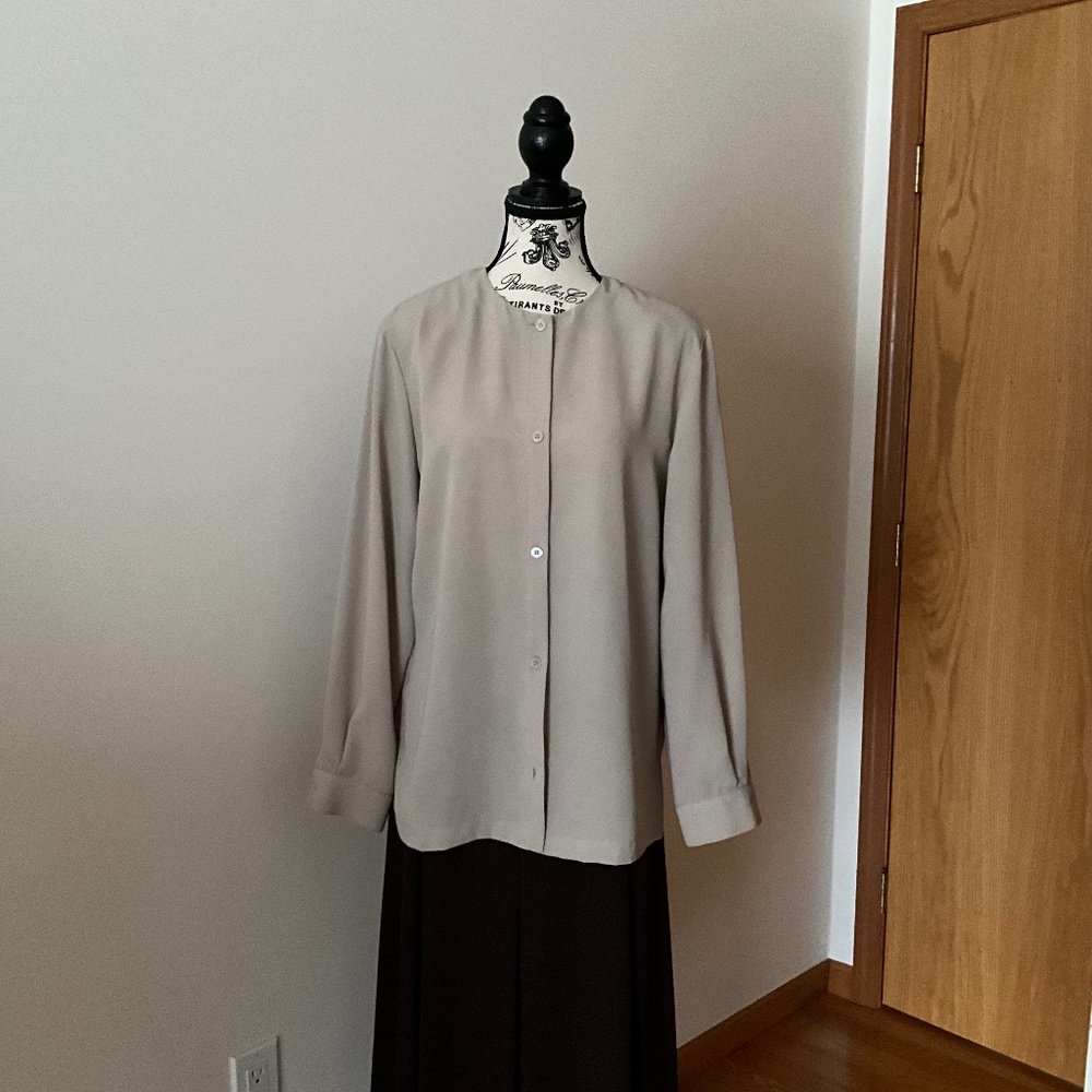 Chaus Business Casual Blouse gray/tan color Size 10